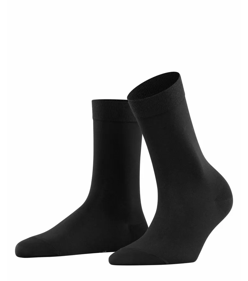 Zwei schwarze, blickdichte Damen Socken, die leicht gebogen stehen, vor einem weißen Hintergrund.