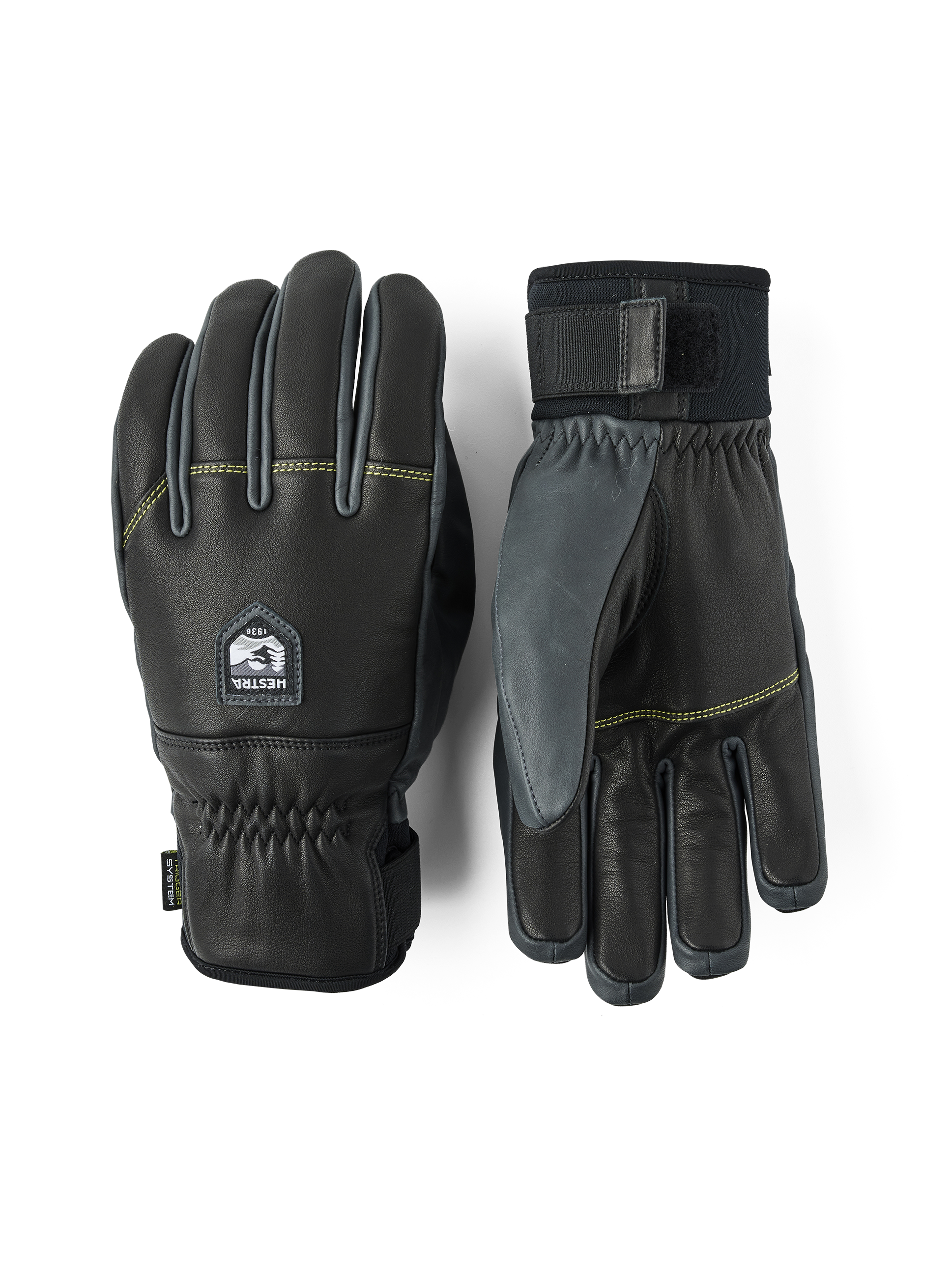Zwei schwarze Hestra Omni Trigger Handschuhe, einer mit sichtbarem Handgelenkbund, auf weißem Grund.