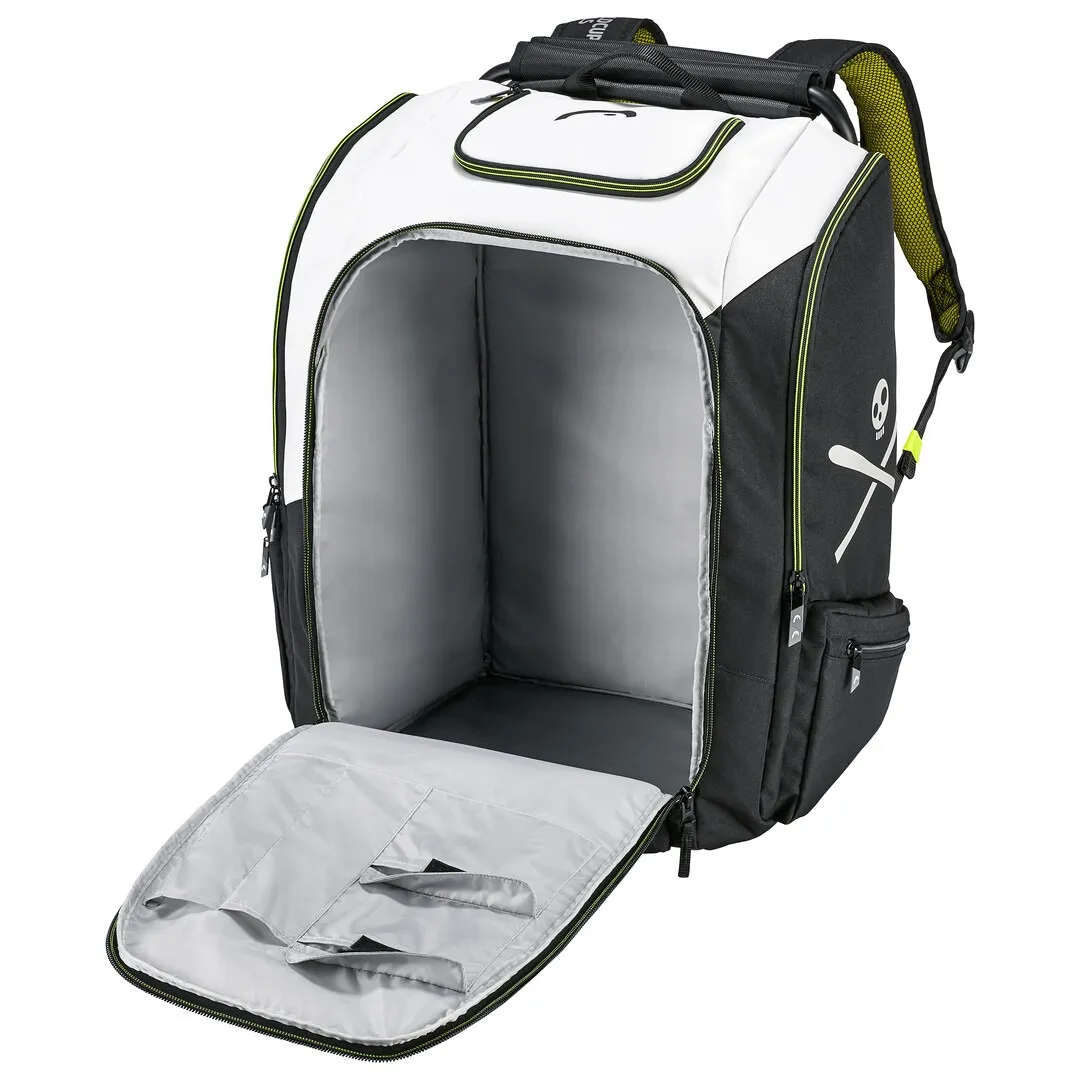 Offener, großer Rebels Coaches Backpack in Weiß und Schwarz, mit Totenkopf und gekreuzten Skiern.