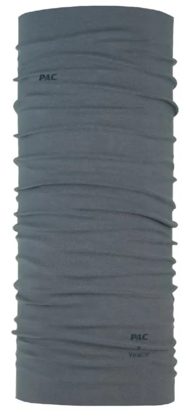 Ein graues, gerolltes PAC ViralOff Graphite Halstuch, das aufrecht steht, mit dem PAC-Logo oben und dem ViralOff-Logo unten.