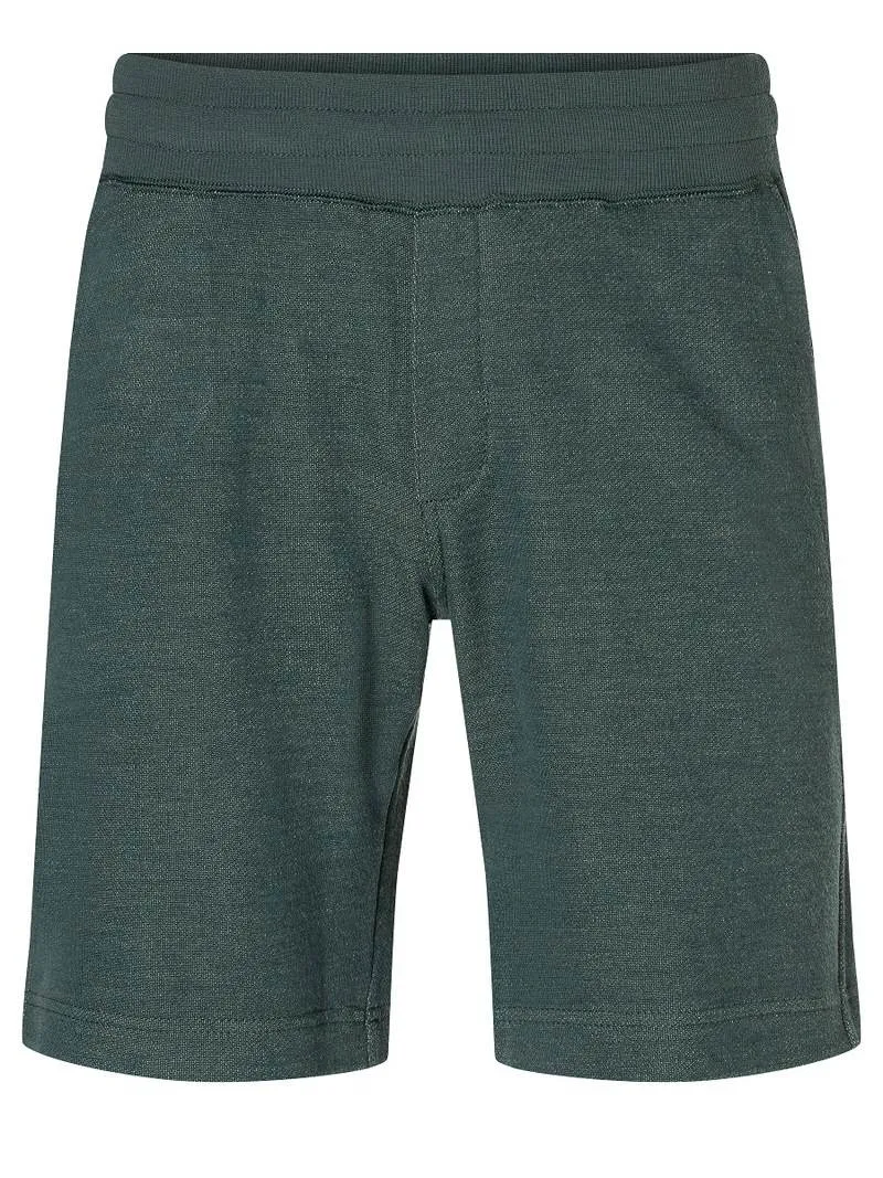 Nahaufnahme: Strickshorts in dunklem Grün mit elastischem Bund.