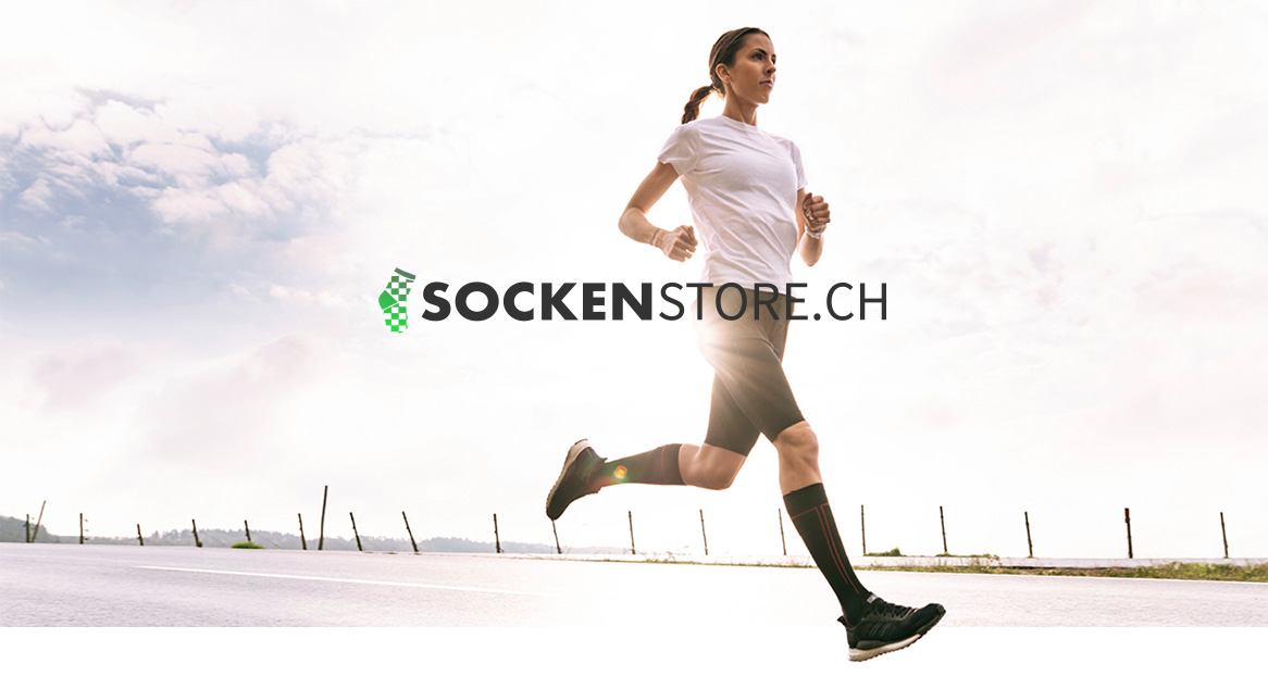 Läuferin mit Kompressionssocken auf Asphaltstraße vor hellem Himmel. Logo von Sockenstore im Hintergrund.