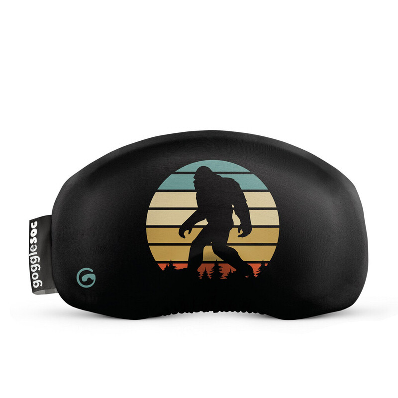 Schwarze Gogglesoc Skibrillen-Hülle mit Sasquatch Silhouette vor einem retrofarbenen Sonnenuntergang.