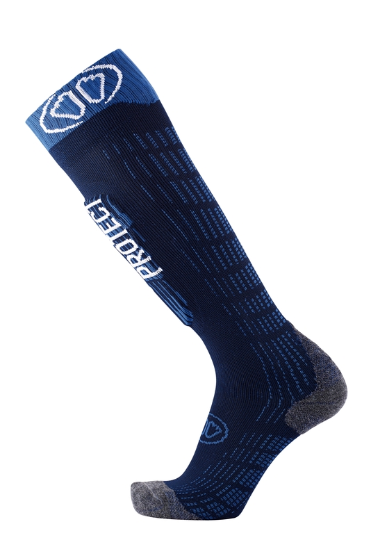 Eine dunkelblaue Ski Socke mit der Aufschrift "Protect" und verstärkten Zehen- und Fersenbereich ist zu sehen.