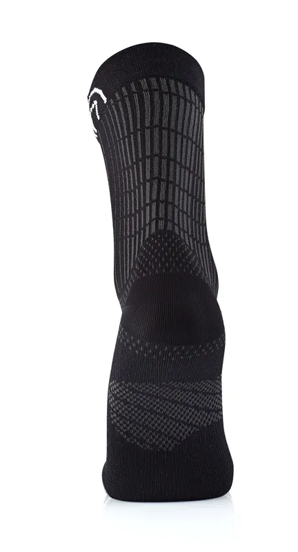 Eine schwarze Socke mit hellgrauem Gitternetzmuster, von hinten aufgenommen, stehend auf einer weißen, glänzenden Oberfläche.