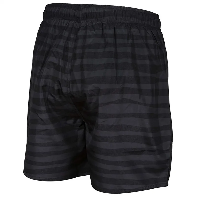 Schwarze Arena Badehose Boxer mit horizontalem Streifenmuster, von hinten gezeigt, mit sichtbarem Gummibund.