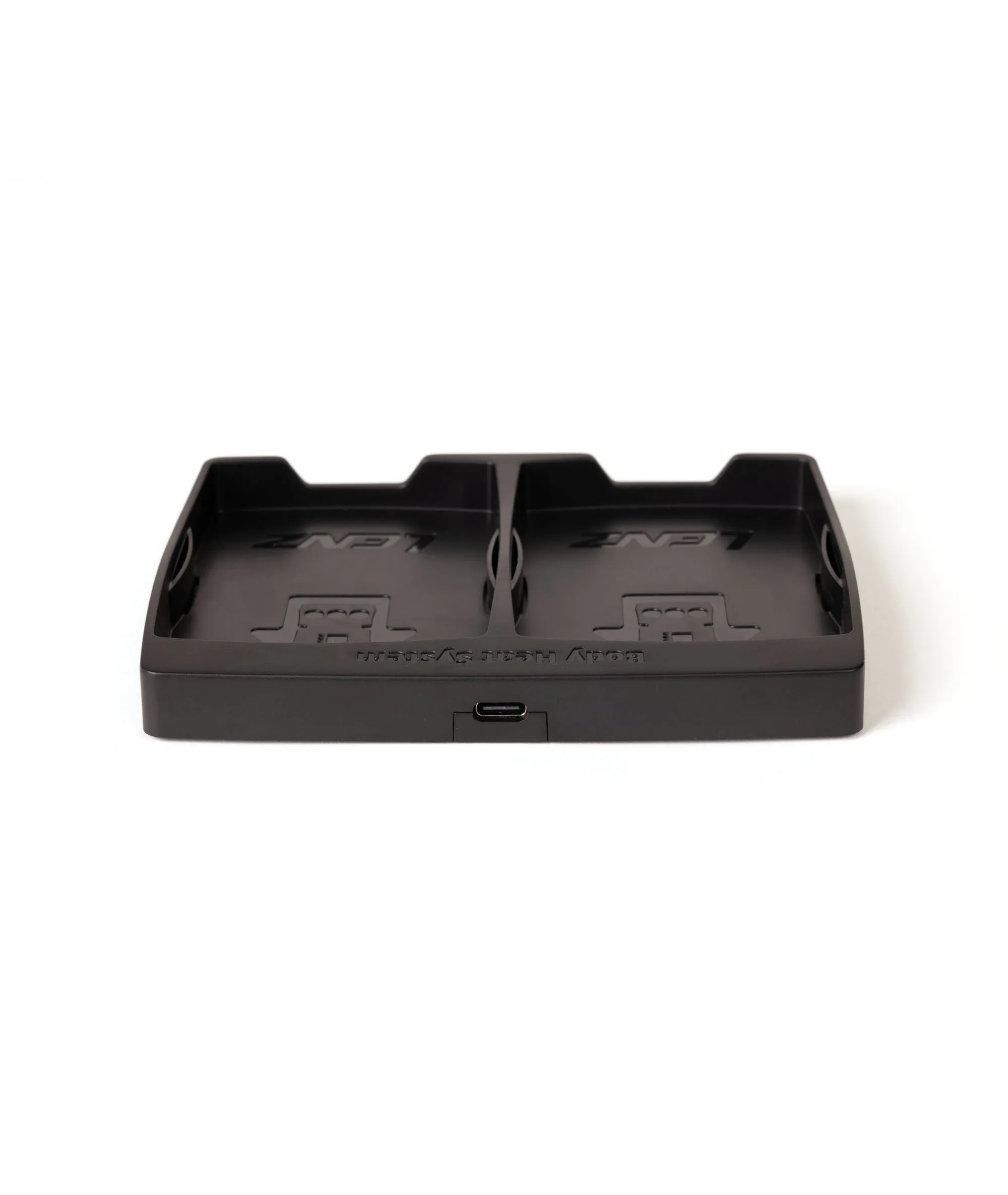 Schwarze Ladestation mit zwei Fächern und USB-C Anschluss auf einer weißen Oberfläche.