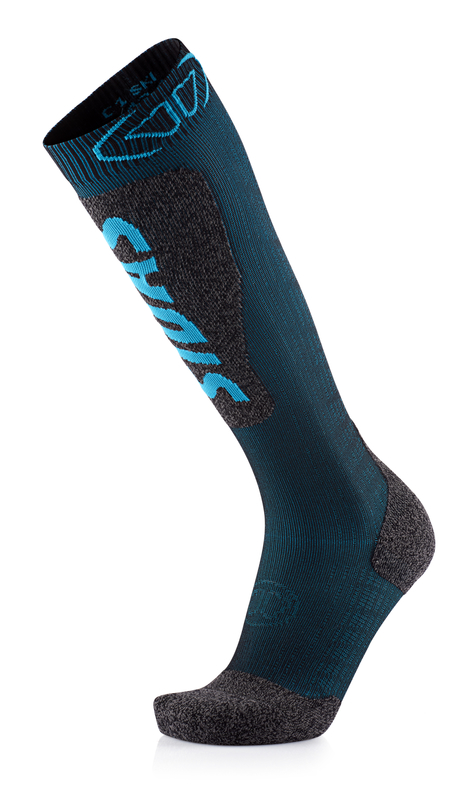 Eine lange, dunkelblaue Socke mit grauen Verstärkungen an Ferse, Zehen und Schienbein. Auf dem Schienbein ist ein hellblauer Schriftzug und oben ein Muster.
