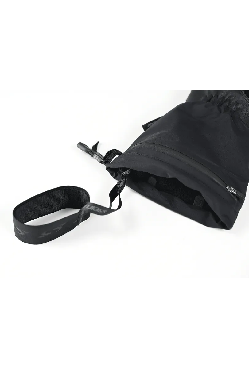 Nahaufnahme eines schwarzen Handschuhs mit elastischer Schlaufe, Teil der Comfort Leash, vor weißem Hintergrund.