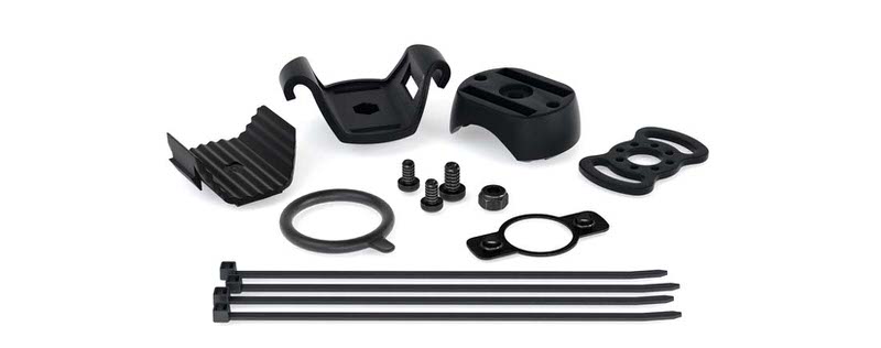 Schwarze Fahrrad-Halterung Einzelteile Schwarze Suprabeam Fahrrad-Halterung Einzelteile: Halterungen, Schrauben, Dichtungsring und Kabelbinder auf weißem Grund.