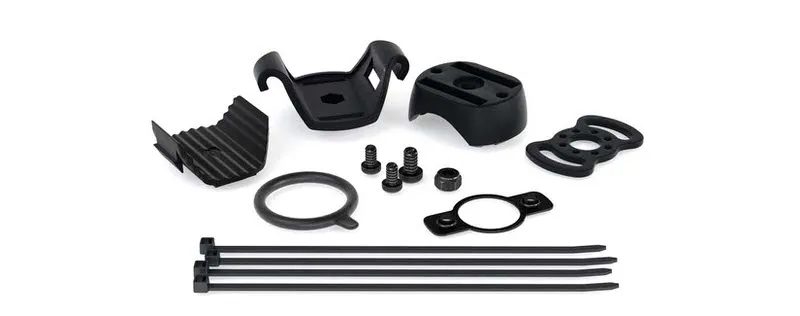 Schwarze Suprabeam Fahrrad-Halterung Einzelteile: Halterungen, Schrauben, Dichtungsring und Kabelbinder auf weißem Grund.