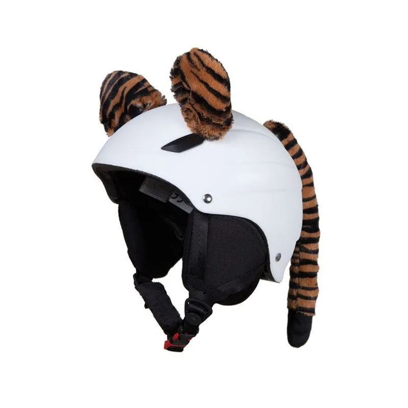 Weisser Skihelm mit Tigerohren und Schwanz. Die Ohren und der Schwanz sind braun-schwarz gestreift.