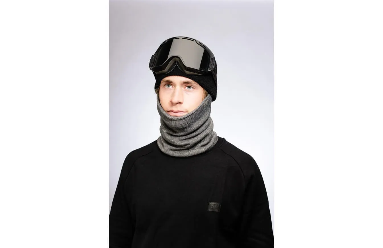 Mann mit Skibrille, Mütze und grauem Drifter Merino Neckwarmer.