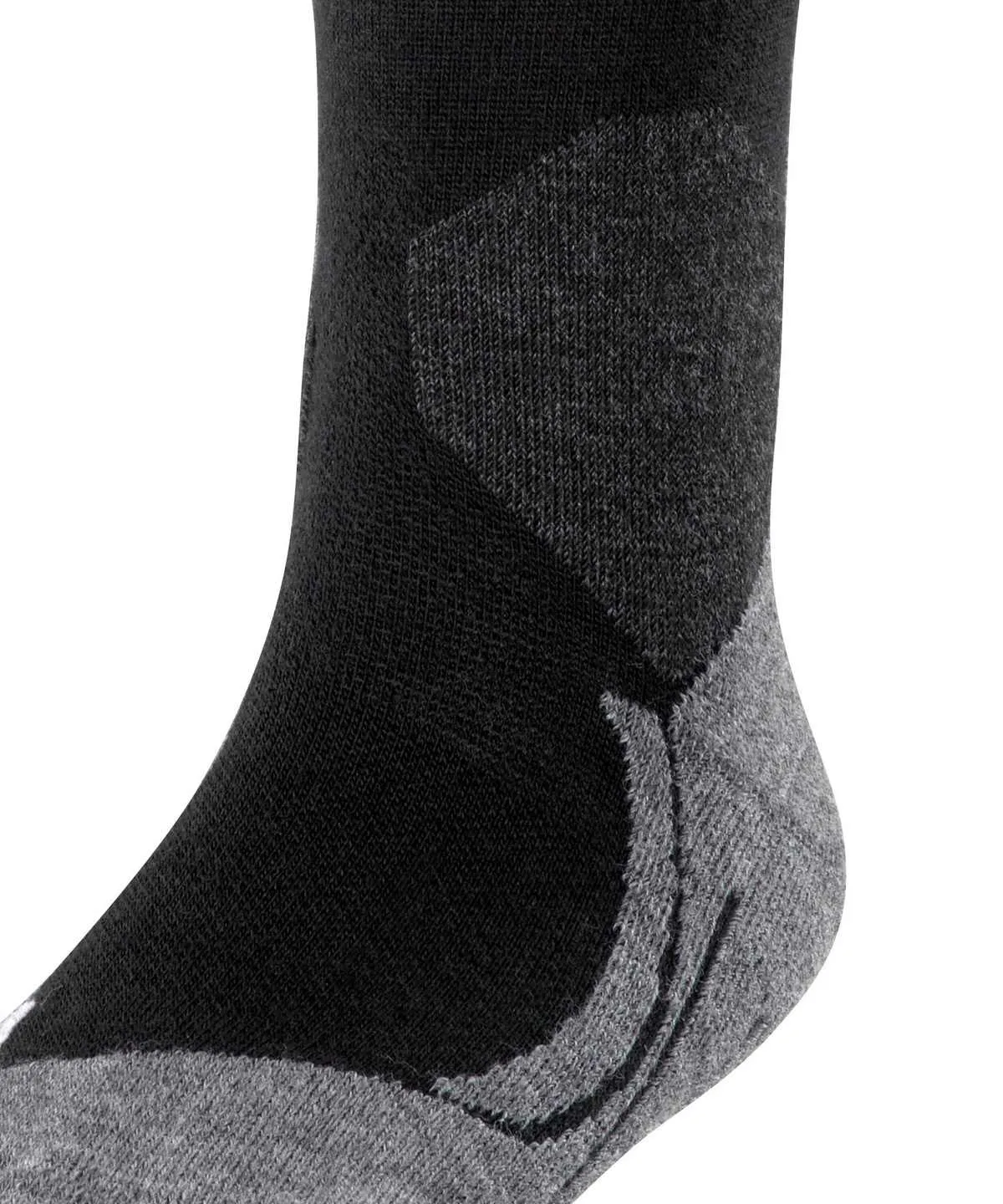 Nahaufnahme einer schwarzen Sportsocke mit grauen Strickmustern zur Verstärkung von Ferse und Knöchel. Feine Maschen und anatomisch geformte, gepolsterte Zonen in Grau betonen Komfort, Halt und Unterstützung beim Sport.