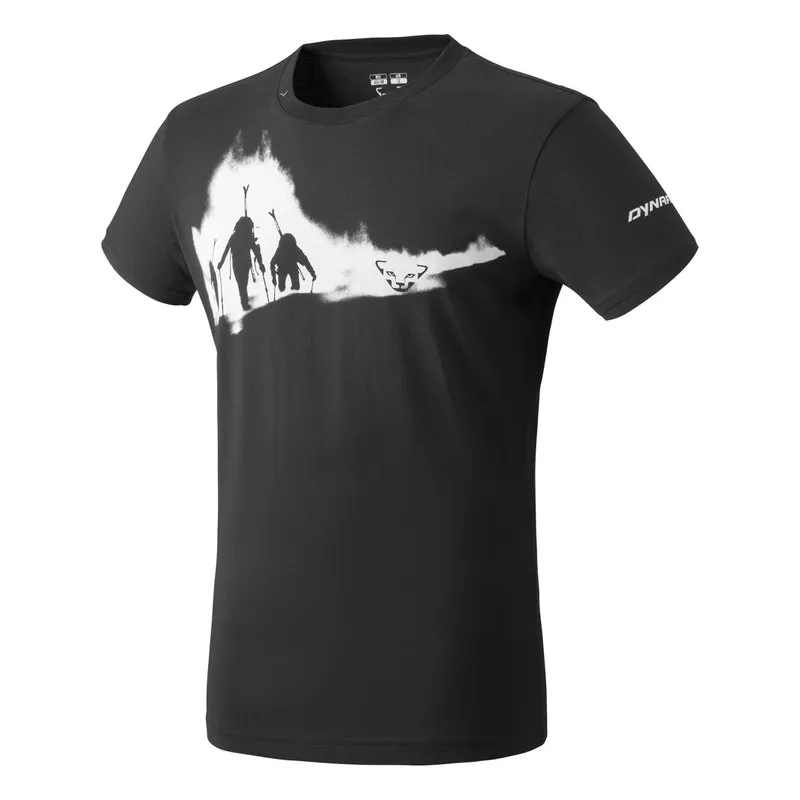 Schwarzes Dynafit T-Shirt mit weißem Aufdruck: zwei Skifahrer in verschneiter Landschaft und ein Puma-Logo.