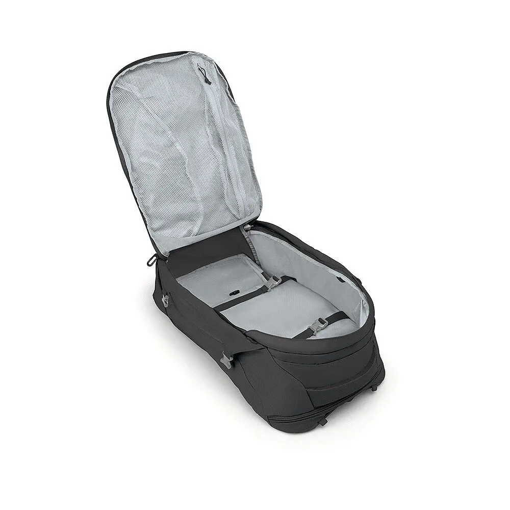 Offene, leere dunkelgraue Reisetasche oder Rollkoffer, schräg von oben. Hellgraues Hauptfach mit zwei verstellbaren Kompressionsgurten mit Schnallen. Geöffneter Deckel mit großer Netztasche innen. Auf Rollen, weißer Hintergrund.
