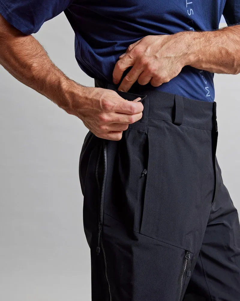 Detailaufnahme der schwarzen Y-1 HD GORE-TEX Pro 3L Shell Pant. Die Hose hat eine Tasche und einen Reißverschluss.