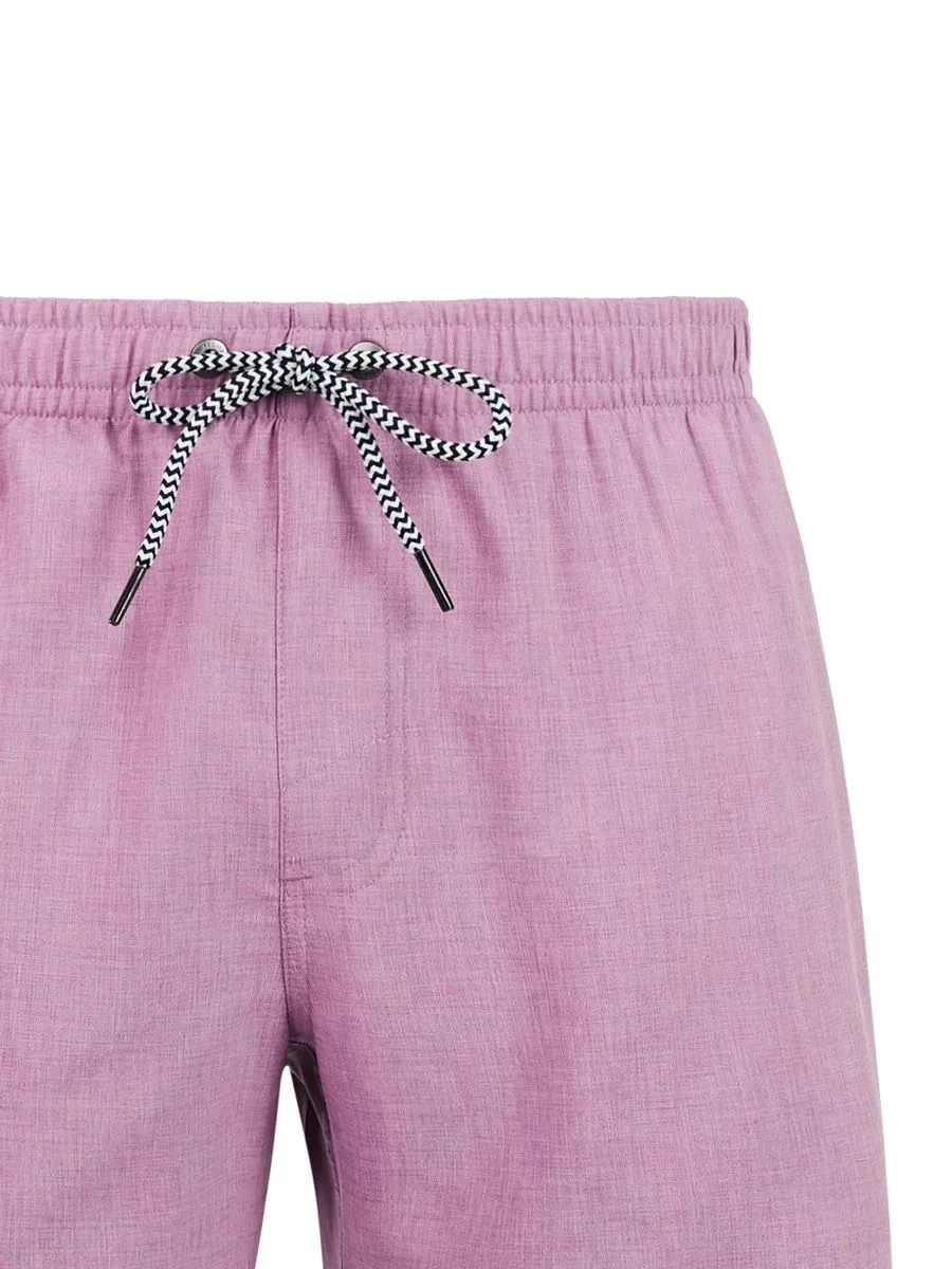 Nahaufnahme: Plum Mauve Badeshorts mit elastischem Bund und Kordelzug.