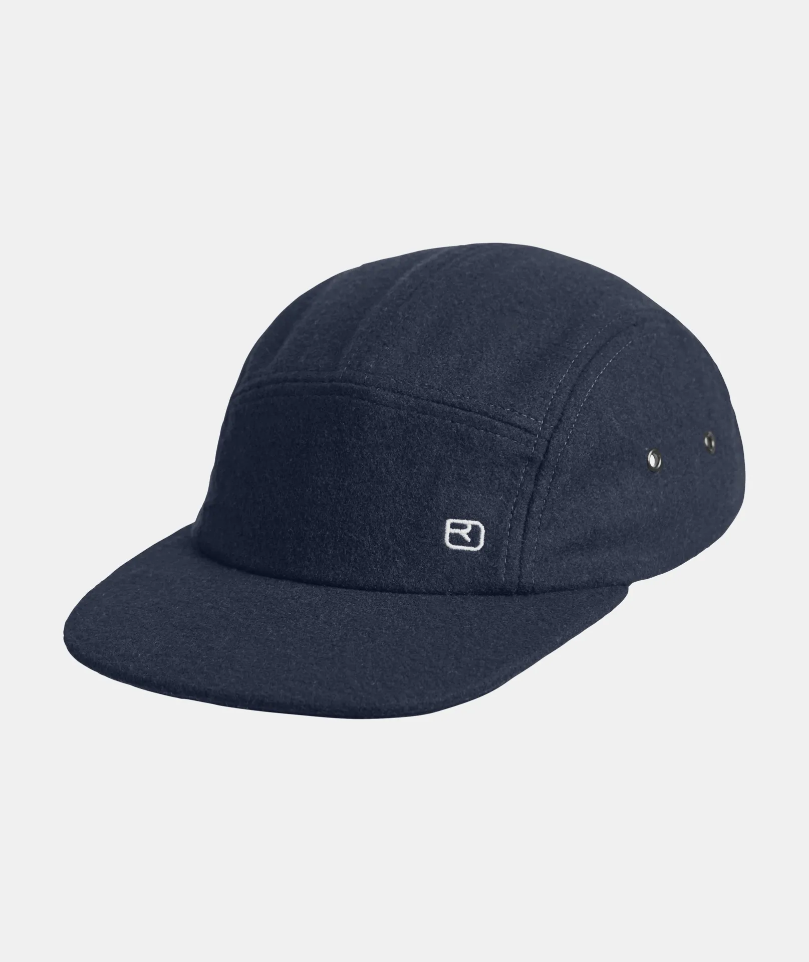 Marineblaue Wollkappe mit kurzem Schirm und weißem Logo an der Seite. Metallösen sorgen für Belüftung.