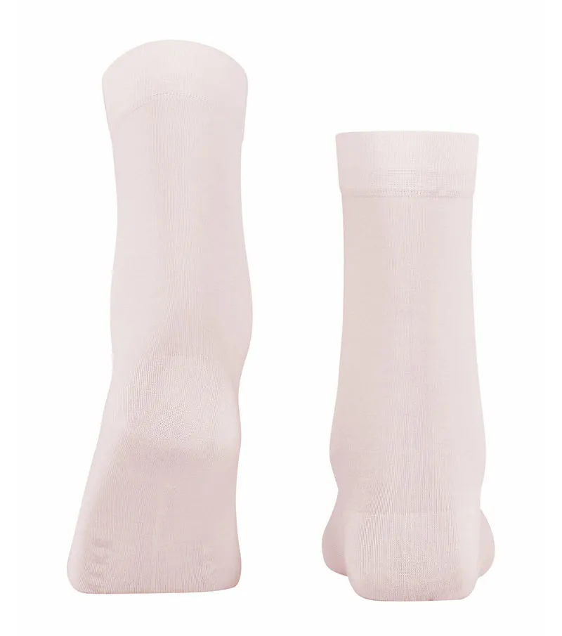 Zwei hellrosa Damen Socken, einer von der Seite und einer von vorne, auf weißem Hintergrund.