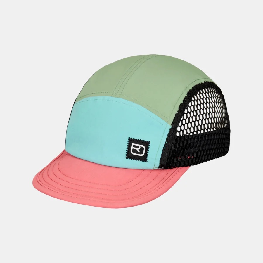 Dreifarbige Kappe Dreifarbige Kappe: oben grün, mitte türkis mit Logo, Schirm in rosa. Rückseite aus schwarzem Netzstoff.