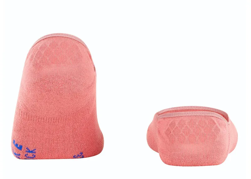 Zwei Powder Pink Damen Füßlinge, einer von der Seite und einer von hinten gezeigt, linker Füßling mit blauem Logo.