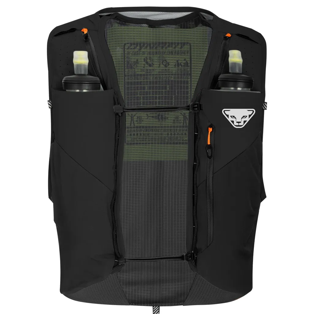 Eine schwarze Laufweste mit zwei Trinkflaschen in den Vordertaschen. Die Weste hat orangefarbene Details und ein weißes Logo auf der rechten Tasche. Die Innenseite ist mit einem Netzgewebe versehen. Die Weste ist vor einem weißen Hintergrund abgebildet.
