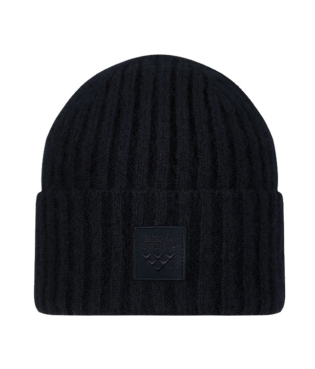 Schwarze Black Crow Mütze mit Rippstrick und quadratischem Logo-Aufnäher.