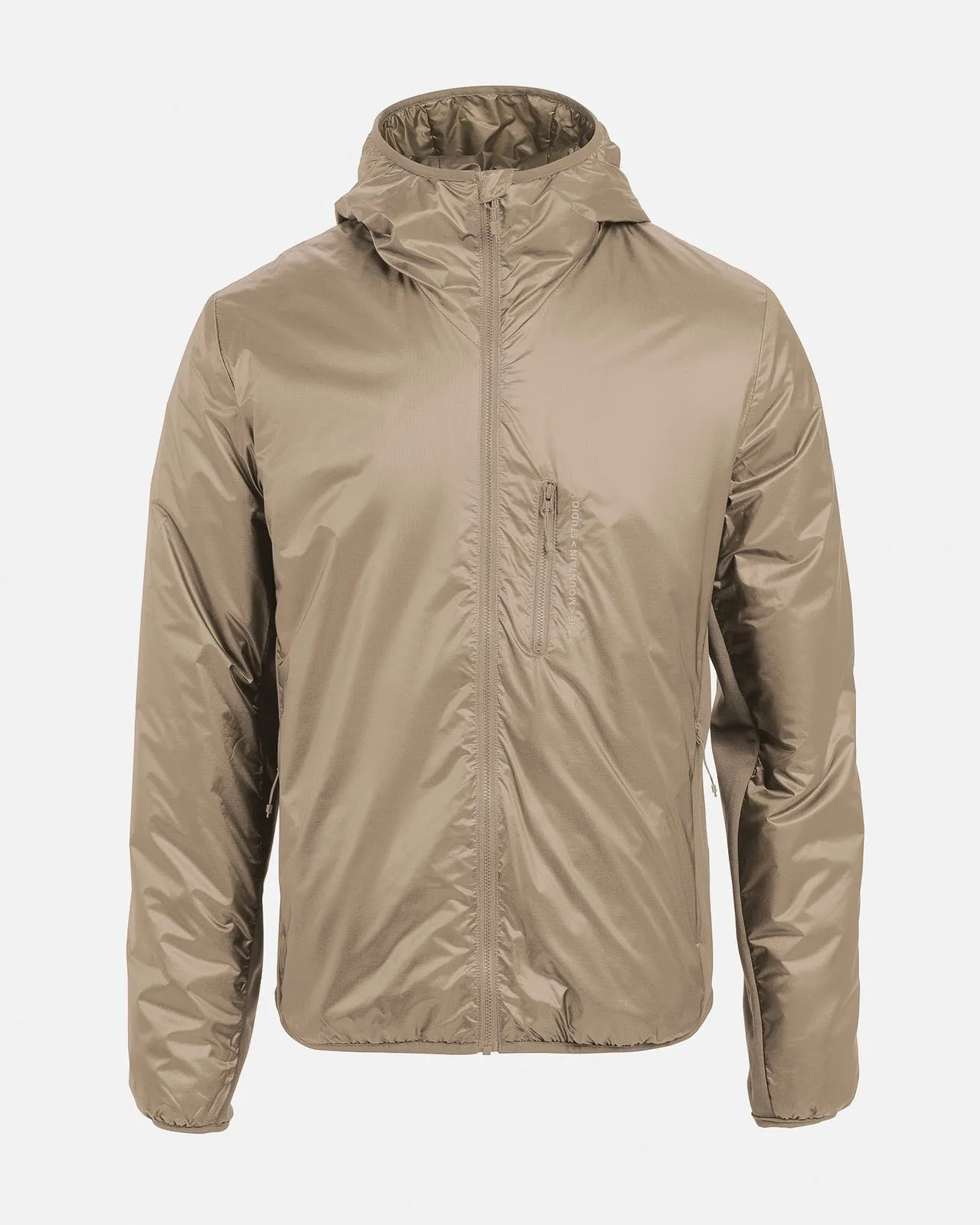 Khaki-farbene, leichte Jacke mit Kapuze und Reißverschluss, gesehen auf weißem Hintergrund. Ein Brusttaschen-Reißverschluss ist sichtbar.