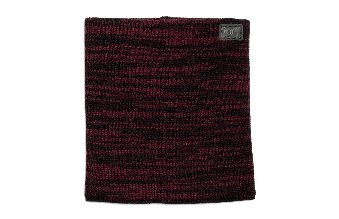 Bordeaux-farbener, gestrickter Neckwarmer im Melange-Stil, mit Lederpatch oben rechts.