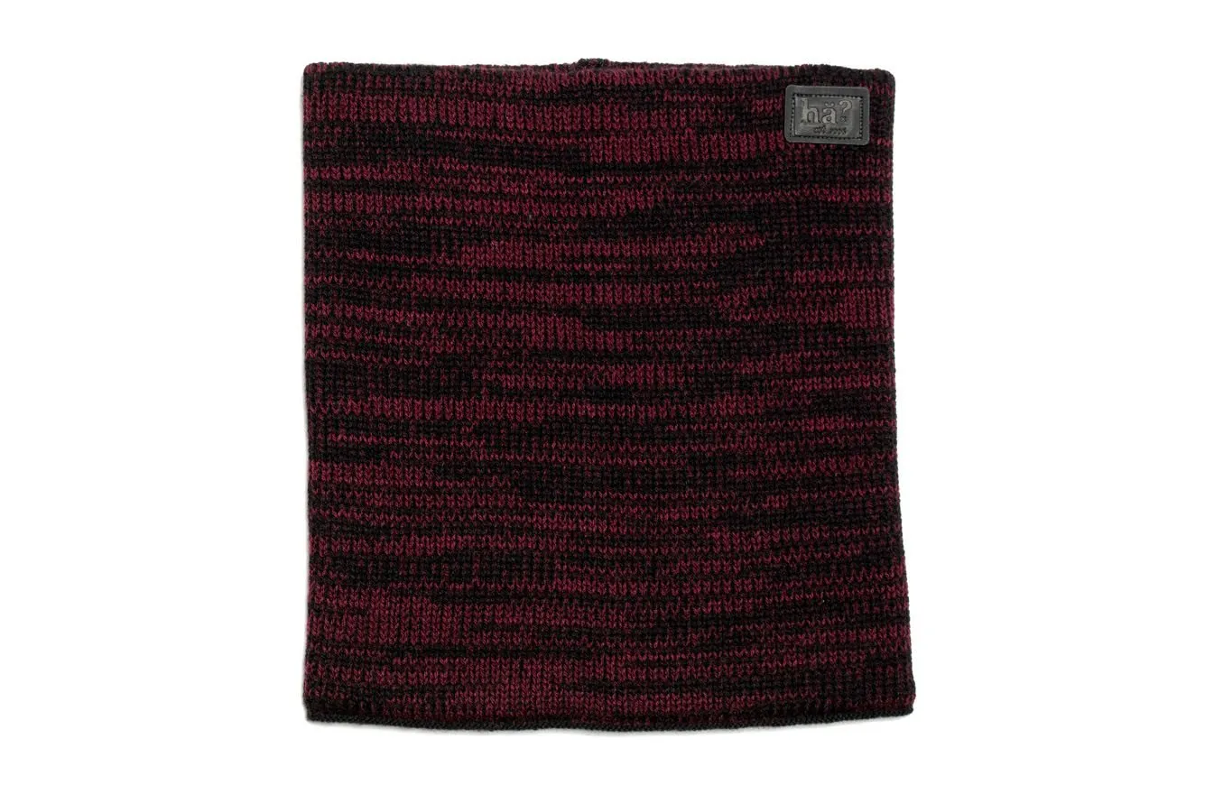 Bordeaux-farbener, gestrickter Neckwarmer im Melange-Stil, mit Lederpatch oben rechts.