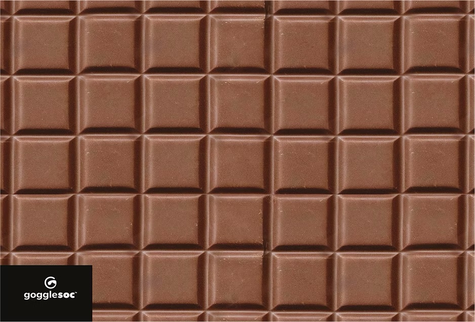 Nahaufnahme: Textur einer Schokoladentafel von Gogglesoc, angeordnet in einem Quadratmuster.