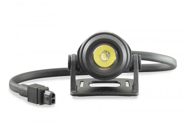 Nahaufnahme der Neo 4 Smartcore Helmlampe mit Kabel und Halterung. Die Lampe hat eine LED und ist schwarz.
