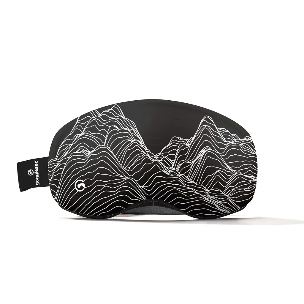 Schlafmaske in Schwarz mit weißem Berglinienmuster und Logo am Band.