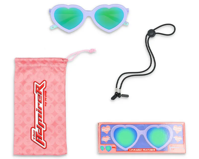 Herzförmige "The Admirer" Sonnenbrille in Lila mit grün verspiegelten Gläsern, Zubehör und pinkfarbenem Beutel.