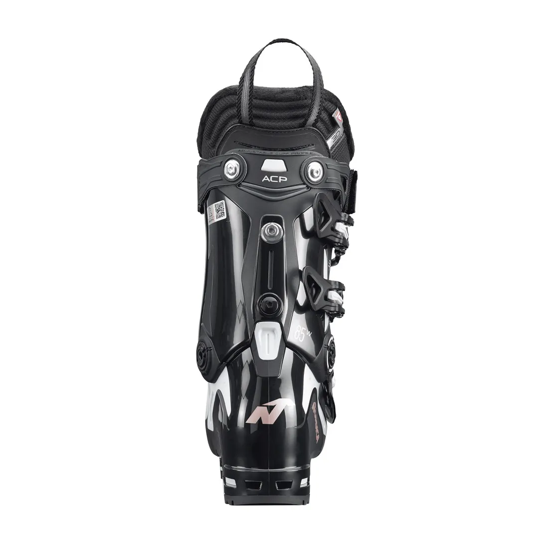Schwarzer Nordica Speedmachine 85 W Skischuh von hinten, mit Schnallen und Schlaufe am Schaft, Logo unten.
