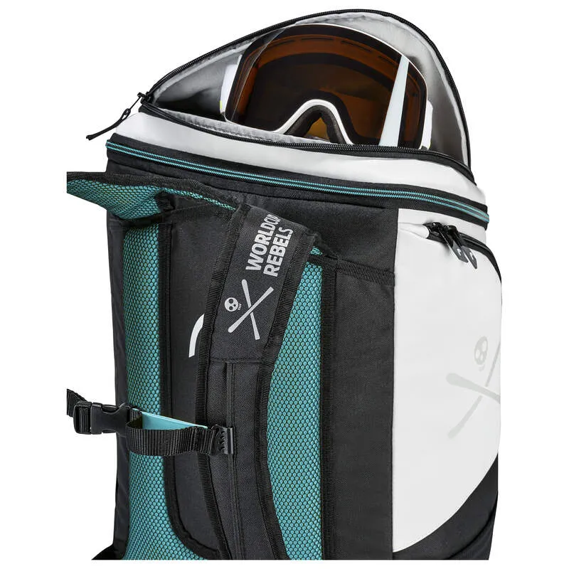 Detailansicht Head Rebels Backpack mit Skibrille im offenen Fach. Seitliche Skischuhfächer.