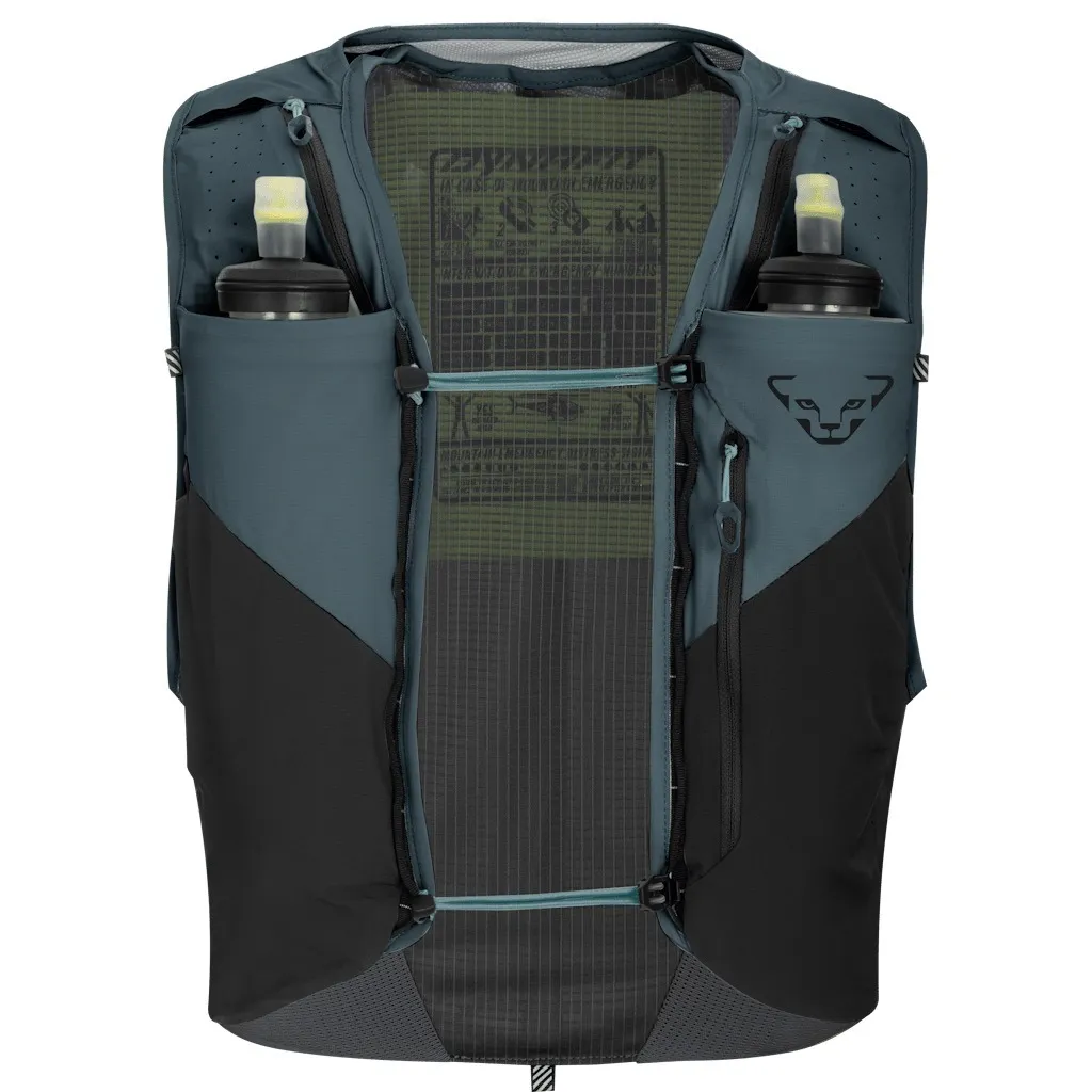 Blaue Laufweste mit zwei Wasserflaschen in vorderen Taschen. Teils aus Netzstoff mit schwarzen Akzenten. Sichtbar sind Reißverschlüsse, Kordelzüge und das Dynafit-Logo. Für Outdoor-Sport konzipiert.