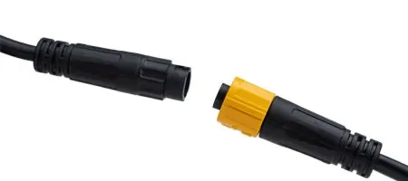 Detailaufnahme eines robusten Bajonett-Stecksystems für Suprabeam B6r Fahrradlicht. Schwarzes Kabel mit gelbem Stecker.