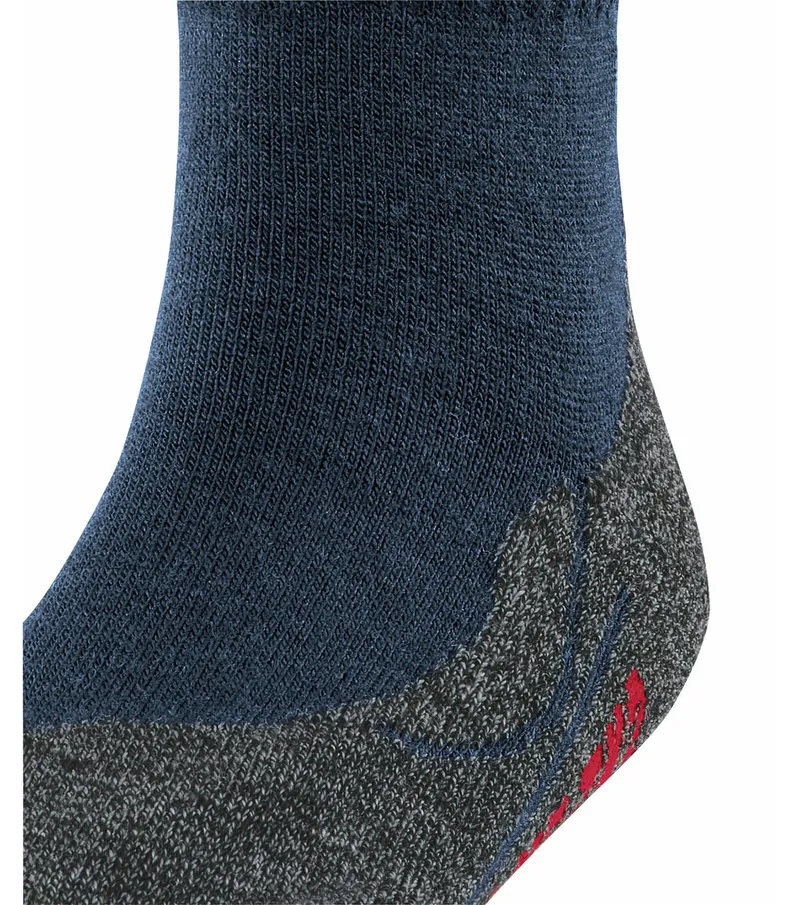 Detailaufnahme einer dunkelblauen Kinder Trekkingsocke mit grauem Fersenbereich.
