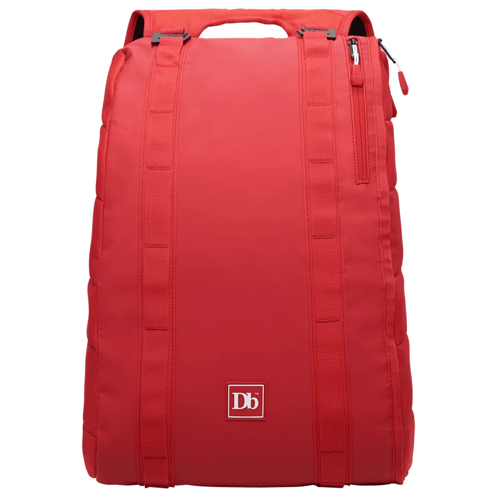 Roter Douchebags The Base 15L Rucksack von vorn, mit Tragegurten und kleinem Db-Logo.