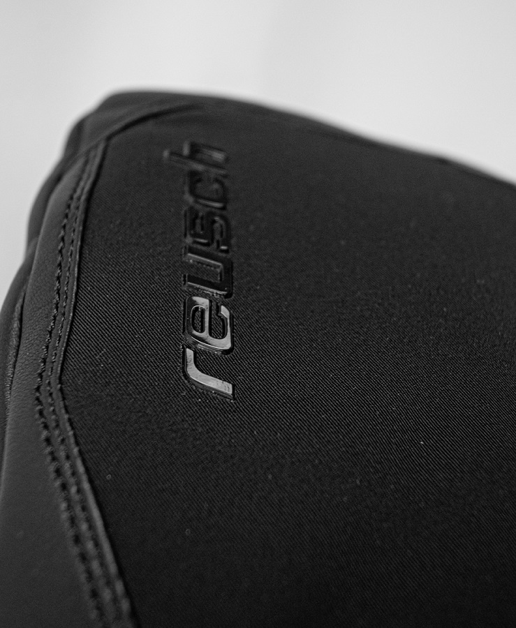 Reusch Volcano Pro GTX Handschuh Nahaufnahme des Reusch Volcano Pro GTX Mitten Handschuhs, schwarzes Material mit Reusch Logo.