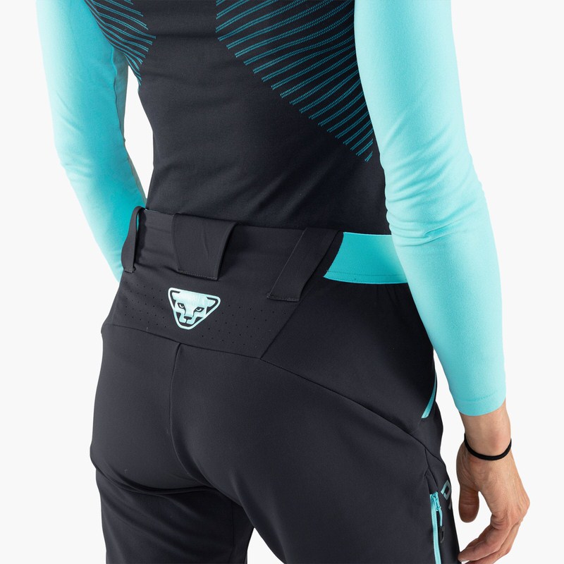 Rückansicht der Dynafit TLT Touring DST Hose in Blueberry/Marine Blue. Elastischer Bund, Logo und Taschen Details sichtbar.