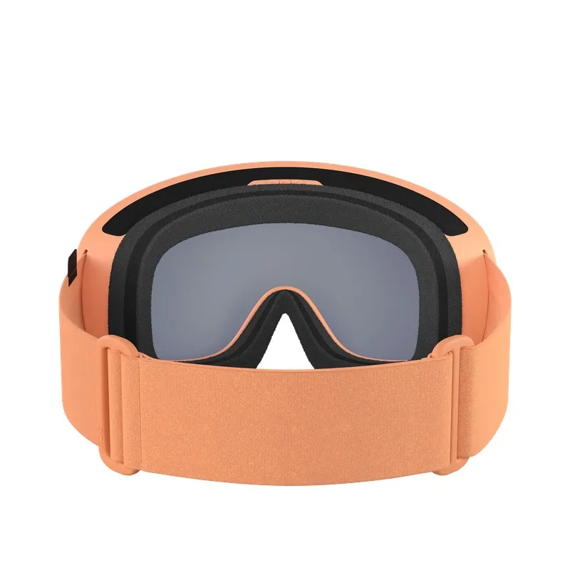Pfirsichfarbene Skibrille mit grauen Gläsern, schwarzer Polsterung und verstellbarem Band, Frontansicht.