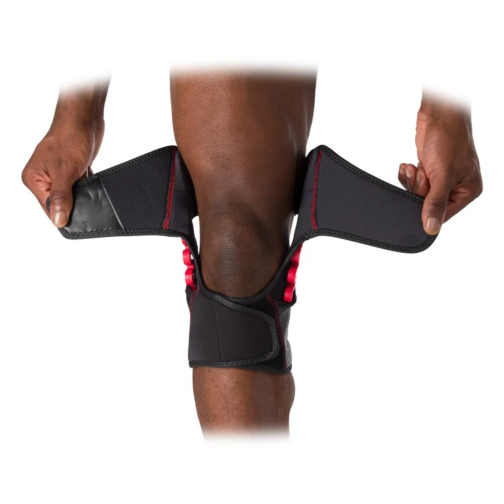 Nahaufnahme: Dunkelhäutiger Mensch, der eine McDavid NRG Knee Over Wrap Kniebandage anlegt, rot akzentuiert.