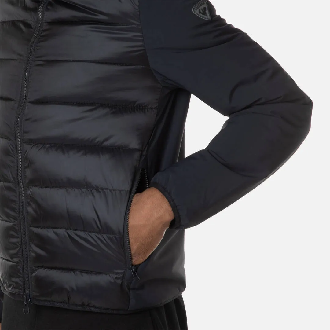 Schwarze Rossignol Stretch Quilt Hoodie Jacke, Detailaufnahme Torso mit Hand in Jackentasche.