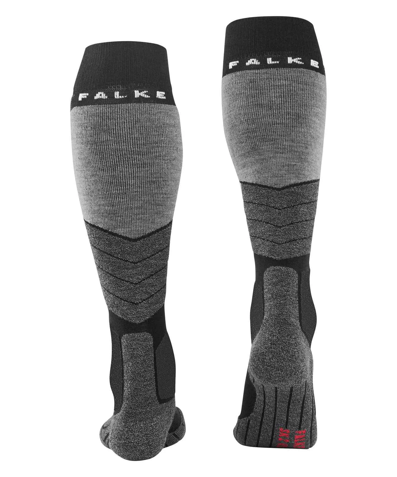 Zwei kniehohe Socken, eine von vorn und eine von hinten, auf weißem Hintergrund. Hellgrau mit dunkelgrauen und schwarzen Akzenten an Schienbein, Knöchel und Fuß. Schwarzer Bund mit weißem "FALKE"-Schriftzug.