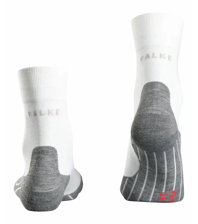 Weiße RU4 Herren Running Socken von Falke, hinten mit grauer Fersenpolsterung und Logo.