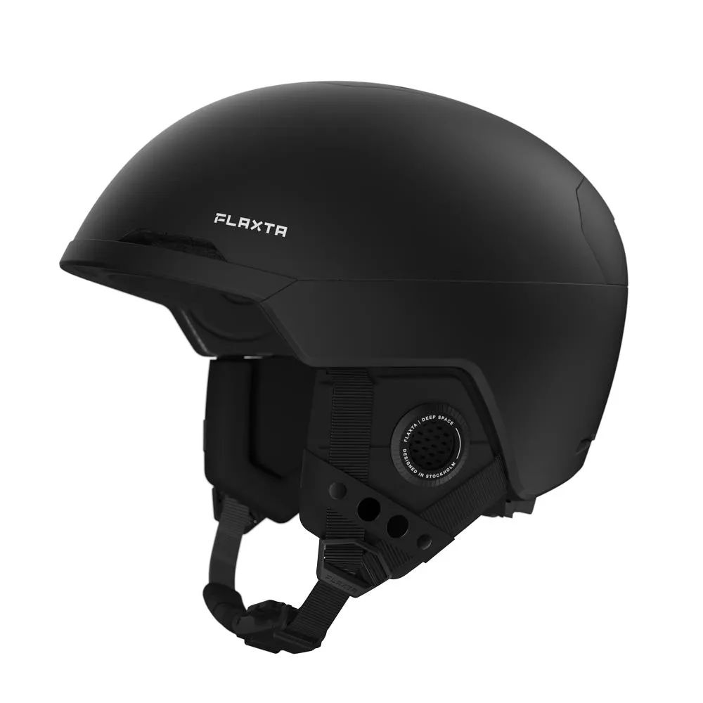 Ein matter, schwarzer Deep Space Skihelm von Flaxta, Seitenansicht. Der Helm hat Ohrpolster und einen schwarzen Riemen mit Schnalle.