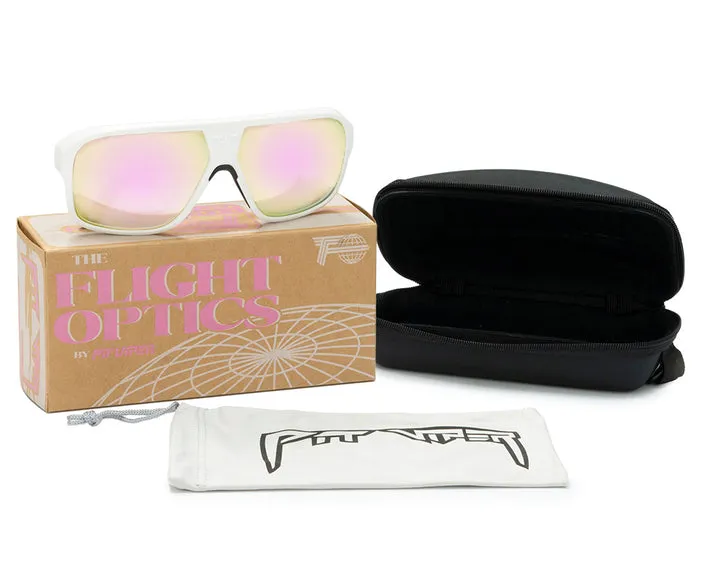 Weiße Flight Optics Sonnenbrille auf Verpackung, dazu Brillenetui und Putztuch.